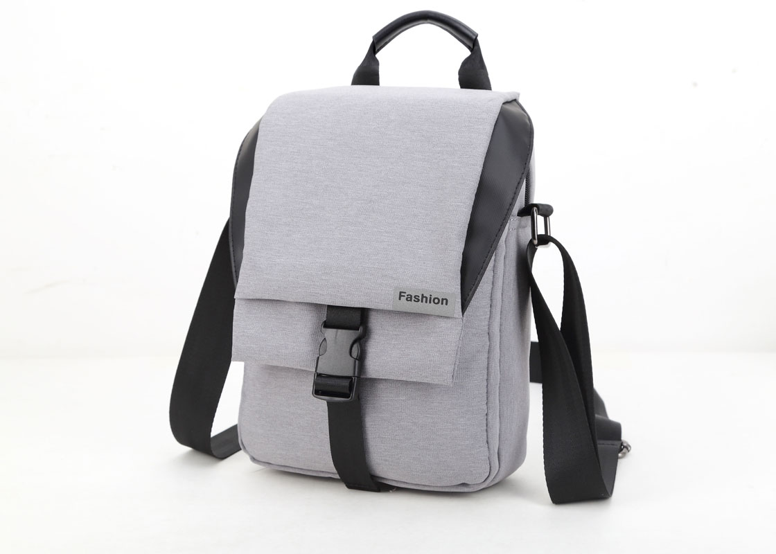 新款休闲运动男士单肩斜跨包