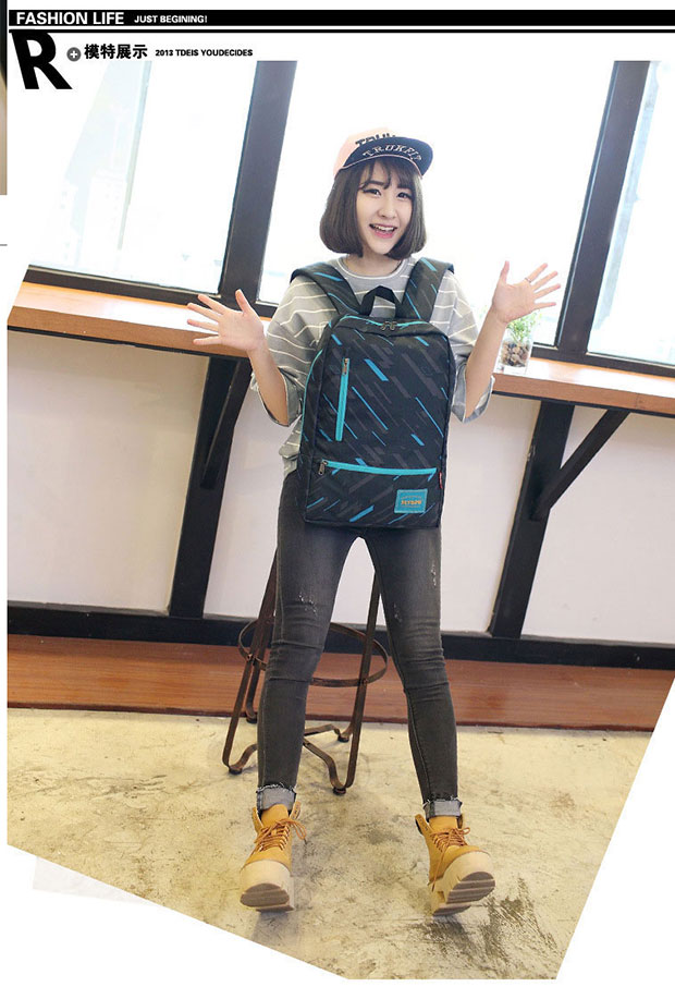 休闲时尚尼龙布双肩背包模特展示