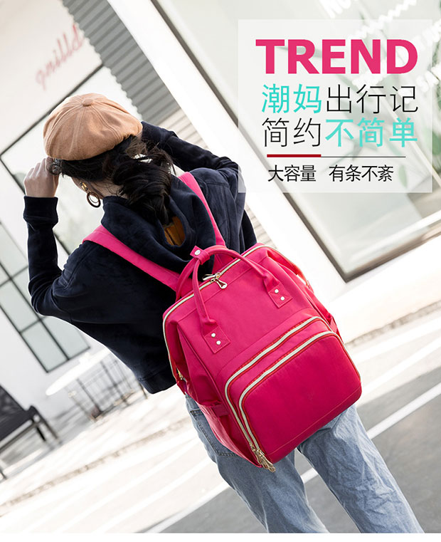 双肩妈咪包模特展示